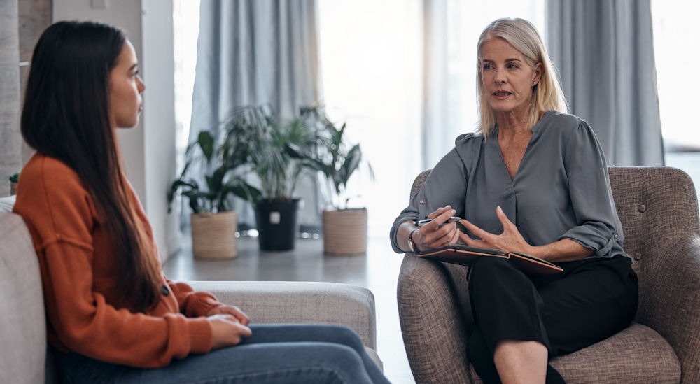 two women discussing risks of tramadol